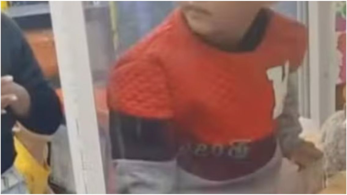 Un nene de 4 años quedó atrapado dentro de una máquina de peluches en una pizzería