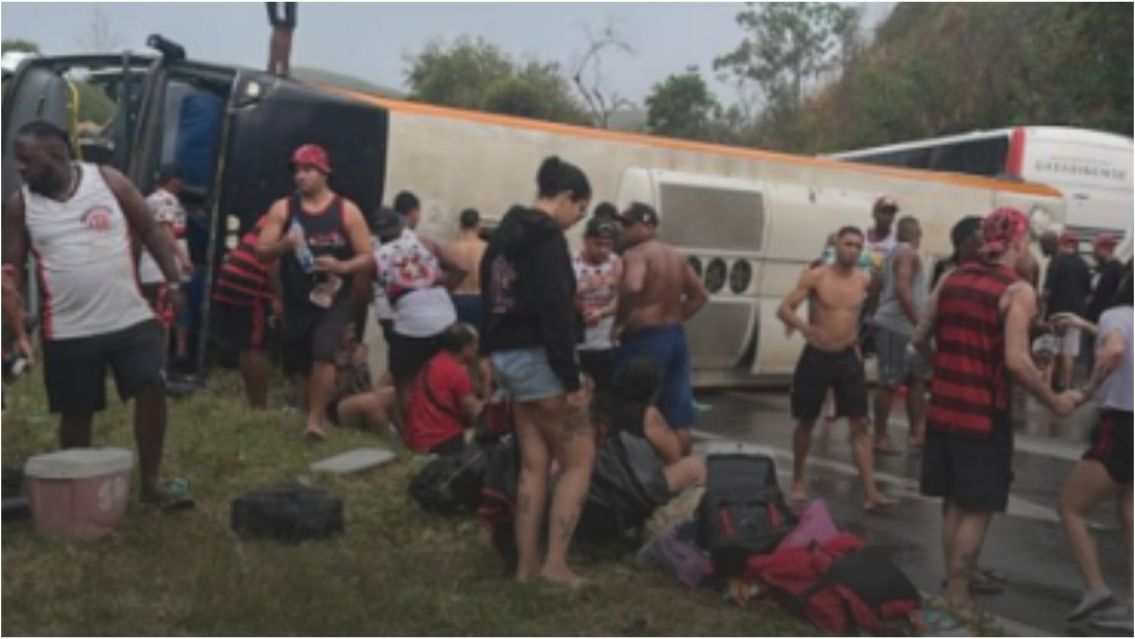 Volcó un micro con hinchas de Flamengo que viajaban rumbo a Argentina