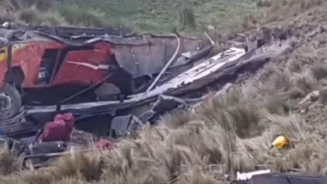 Terrible tragedia en ruta norte�a: desbarranc� colectivo y hay 15 muertos