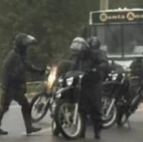 Polic&iacute;a juje&ntilde;o perdi&oacute; el control y termin&oacute; tendido sobre el asfalto