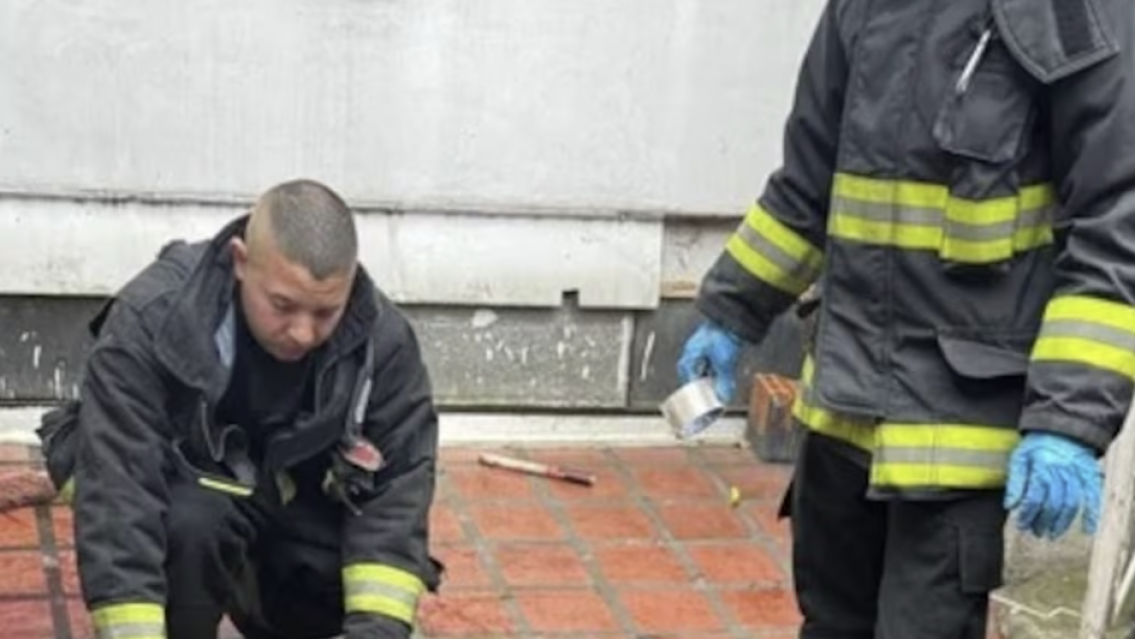 Se agarraron a cuchillazos en la pensión que alquilan, llegó la Policía