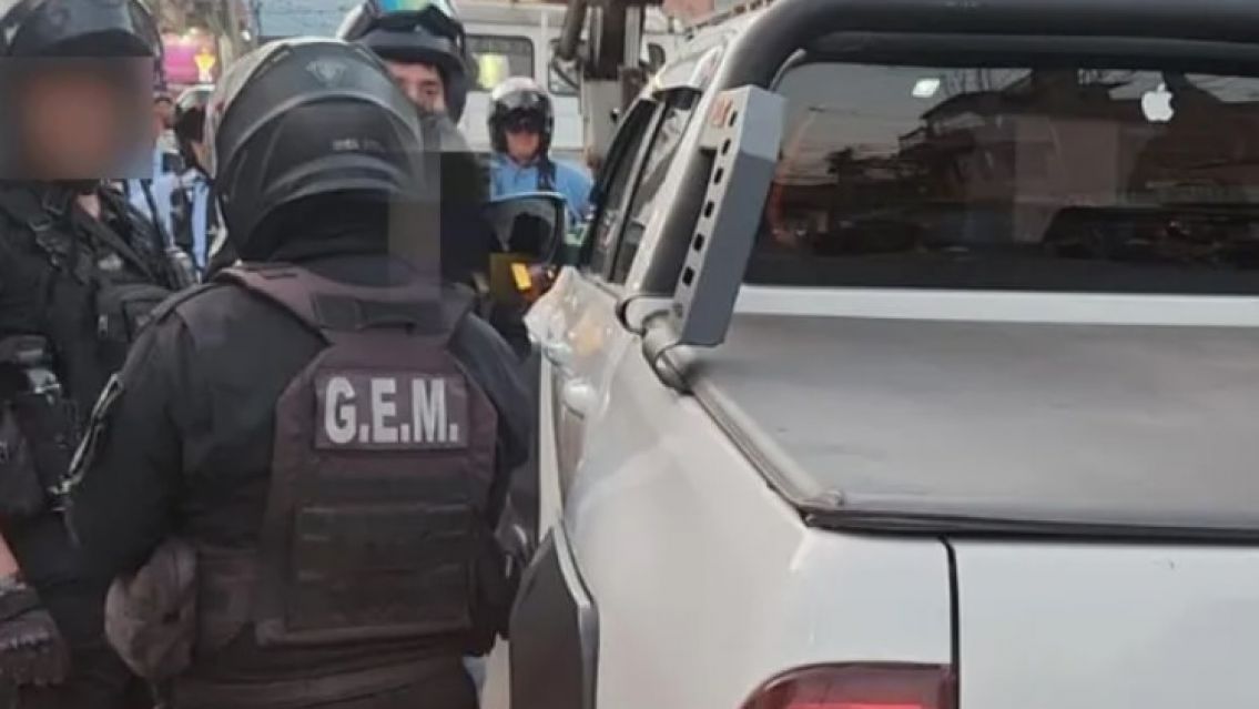 Tensión en pleno centro jujeño: golpeó a un policía de tránsito por una multa