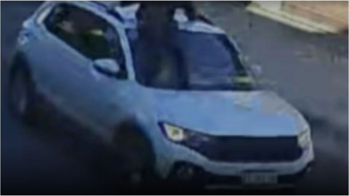 Locura al volante: se lo llevó encima del capot varias cuadras tras un choque