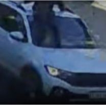 Locura al volante: se lo llev&oacute; encima del capot varias cuadras tras un choque