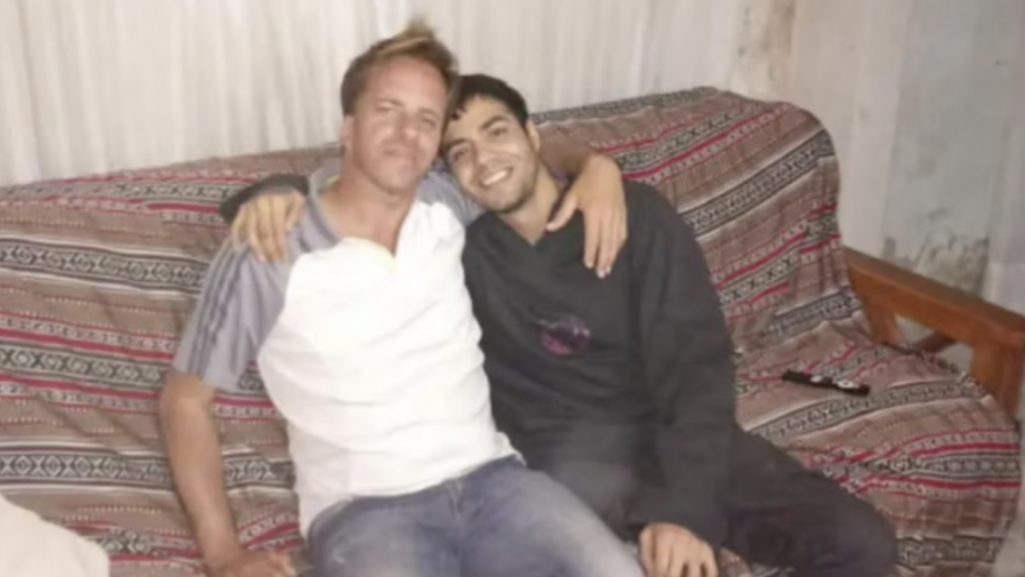 Dejó a su esposa mucho mayor que él y sale con un hombre que conoció en la cárcel