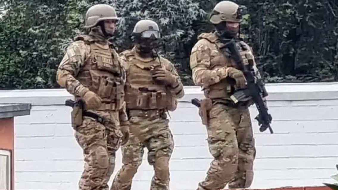 Dijo a su pareja "cuidado, voy a sacar el arma" en un telo y provocó un insólito megaoperativo policial