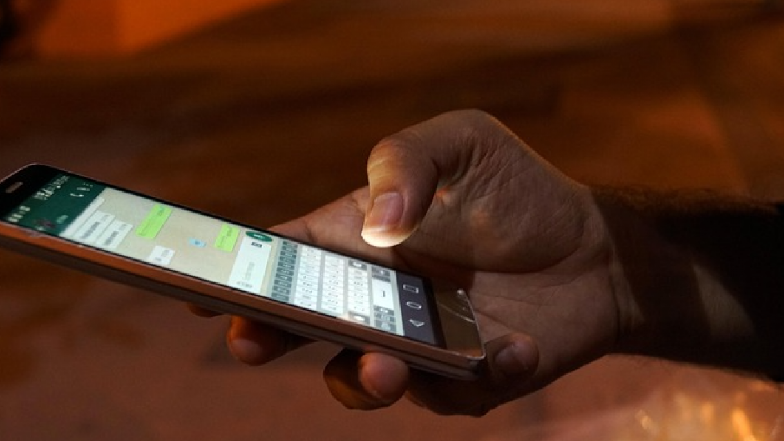 Norteño se hizo el vivo con el celular en la vereda y terminó mal