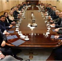 Comenz&oacute; la reuni&oacute;n clave con los gobernadores y el Gabinete de Javier Milei