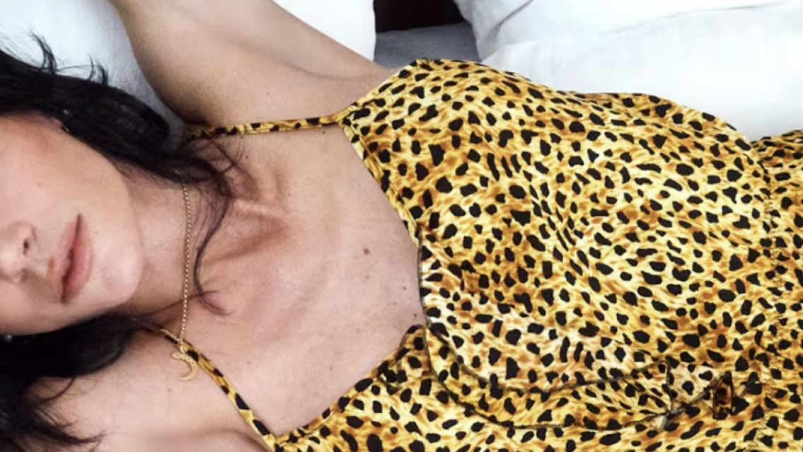 Es cantante y gana m�s plata vendiendo fotos de sus pies que con su m�sica