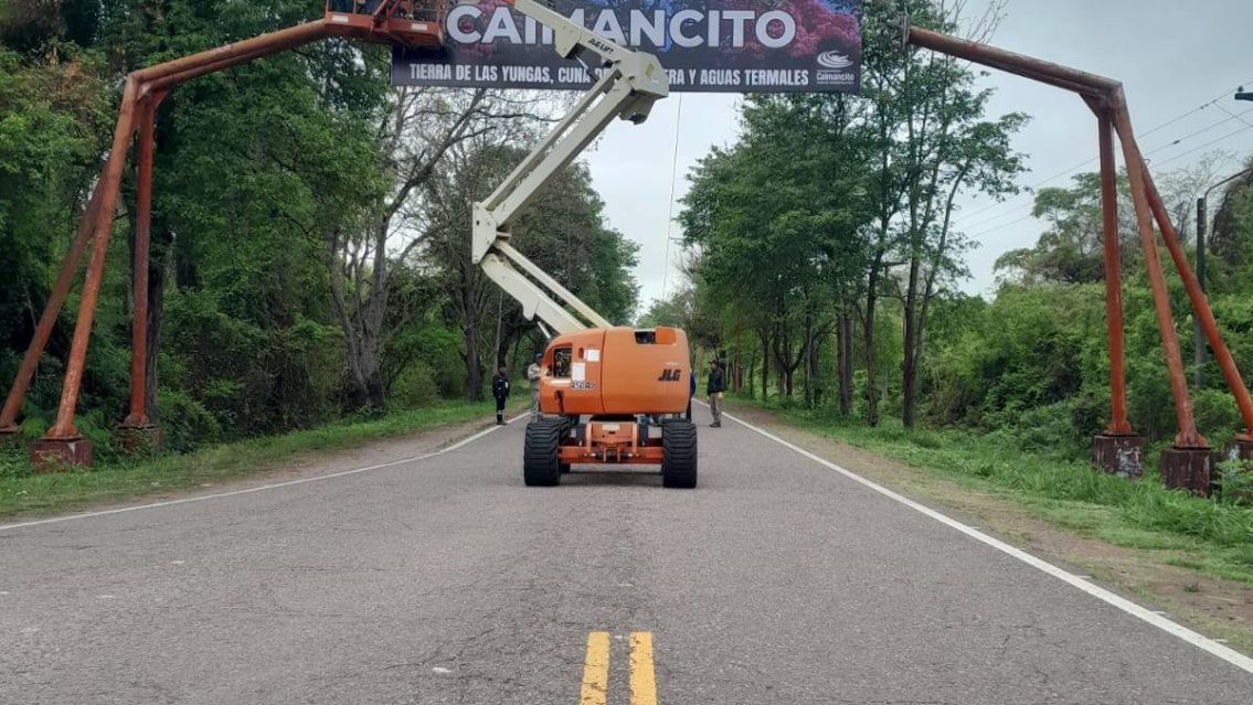 Caimancito: el intendente quiso presumir el nuevo cartel y lo llenaron de cr�ticas 
