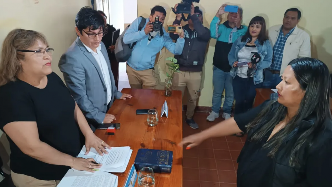 �ESC�NDALO en Monterrico! Edil asumi� 5 meses tarde y tild� de "in�tiles" a sus pares