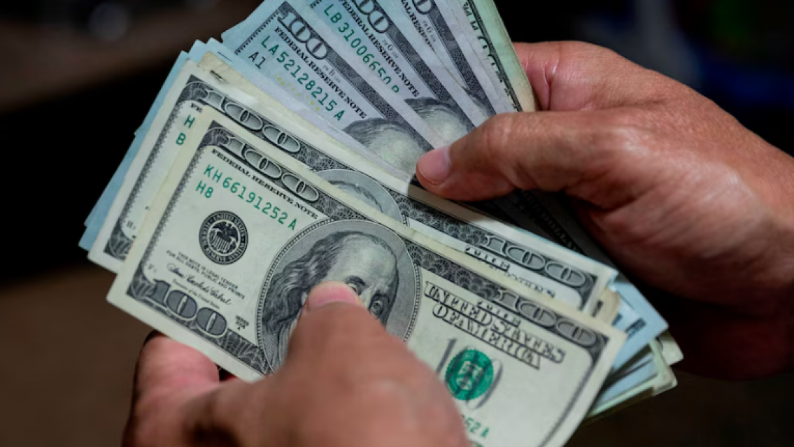 Norteño a los gritos: fue a cambiar dólares y le dieron algo impensado