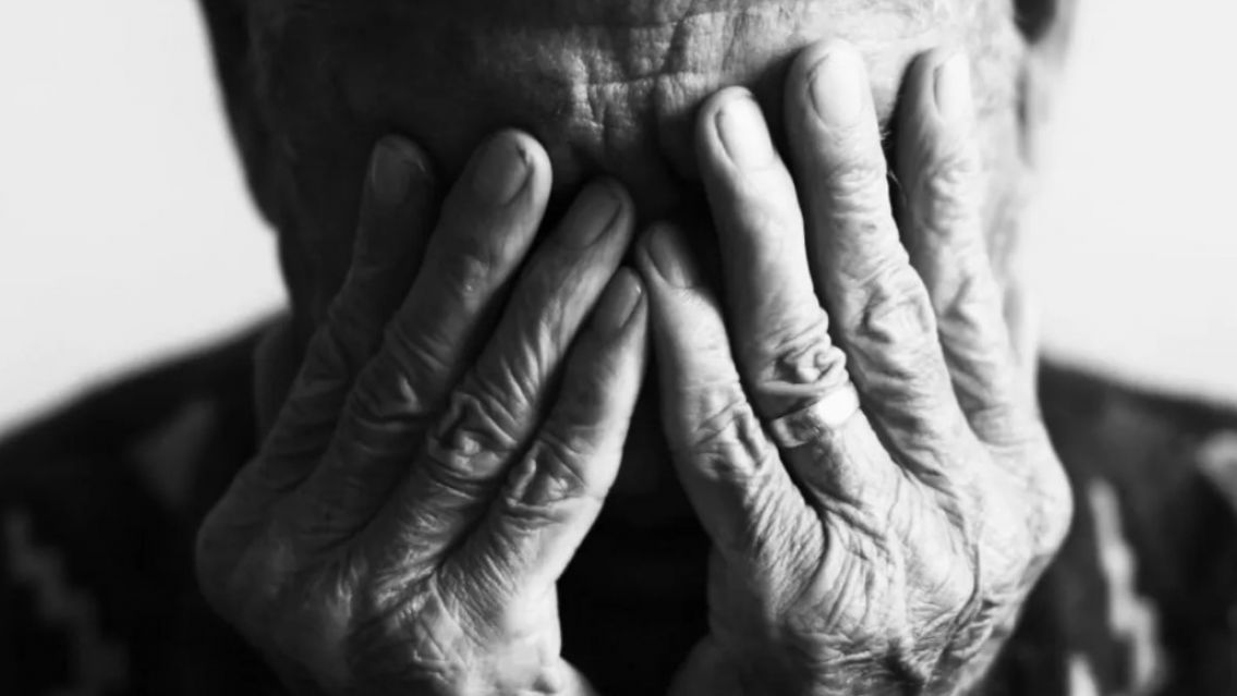 "Era un ahorrito que tenía": golpearon con un palo a un abuelo en su casa y se robaron plata