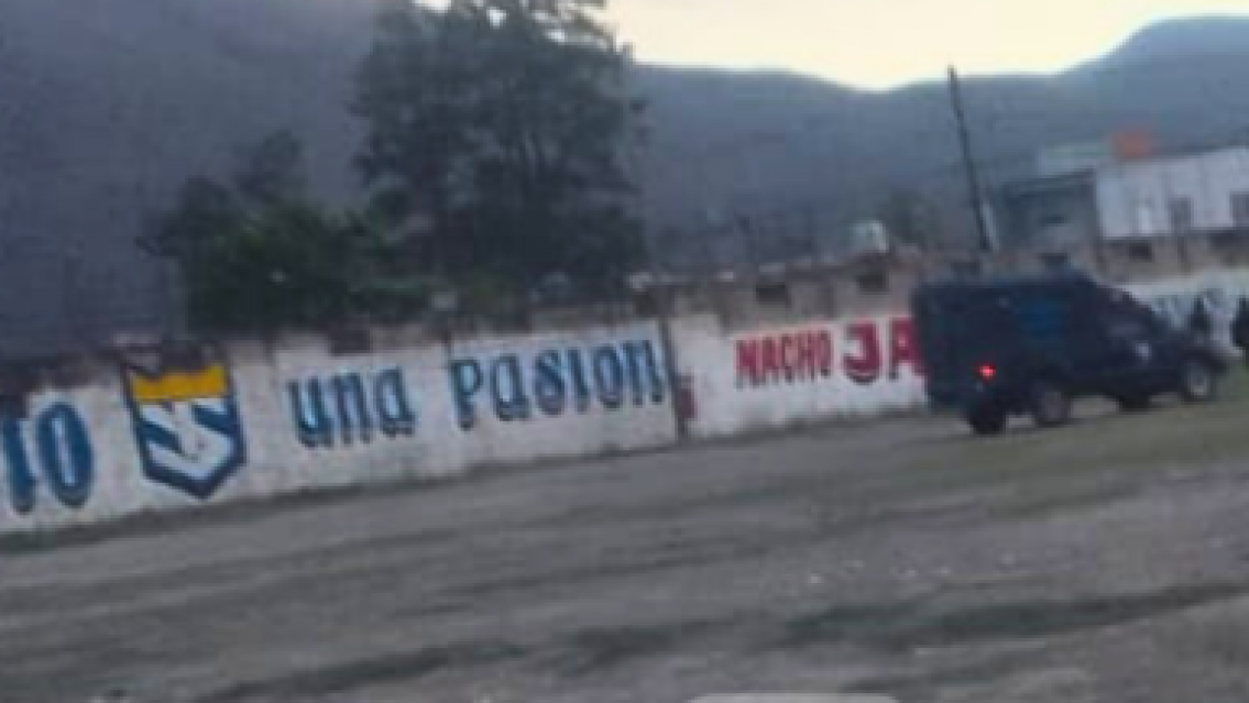 Como fue la batalla campal en un fulbito de barrio que terminó a los tiros