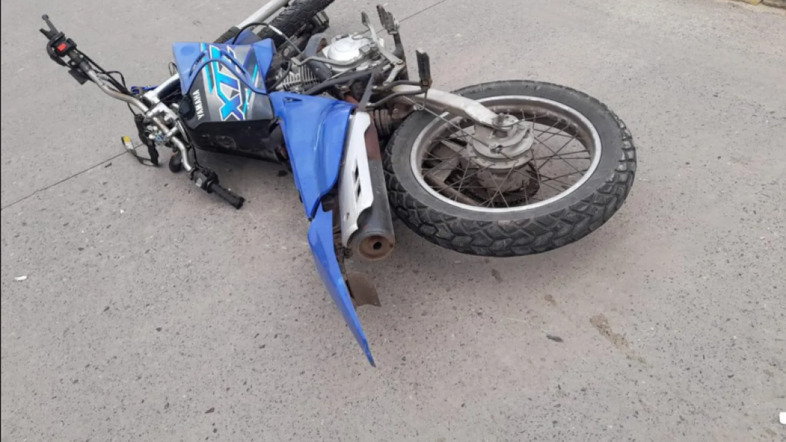 Una moto estacionada cayó sobre un bebé y lo mató: conmoción en el norte argentino