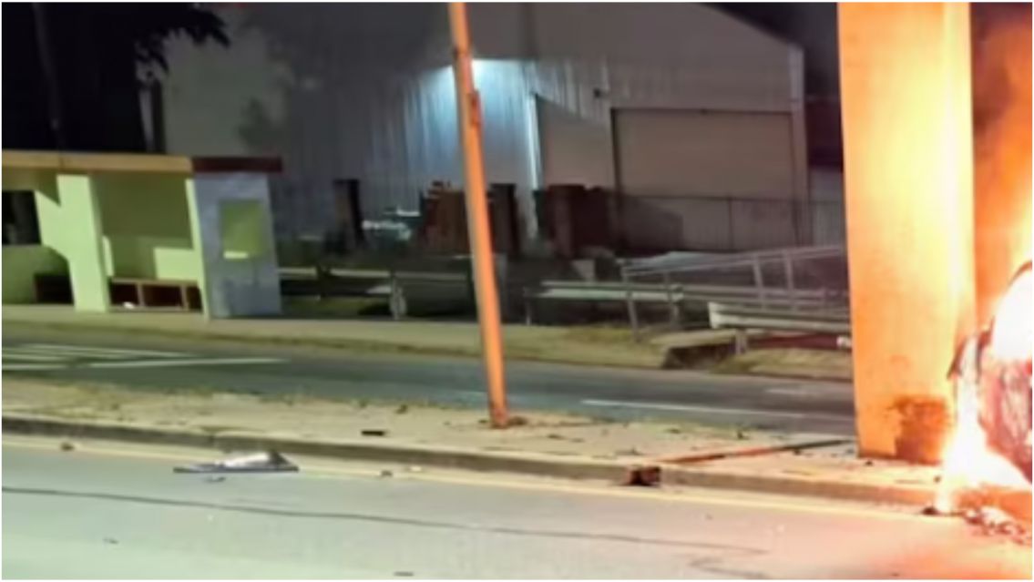 Un hombre chocó contra una columna, su auto se incendió y murió