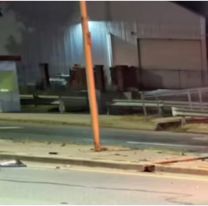 Un hombre chocó contra una columna, su auto se incendió y murió
