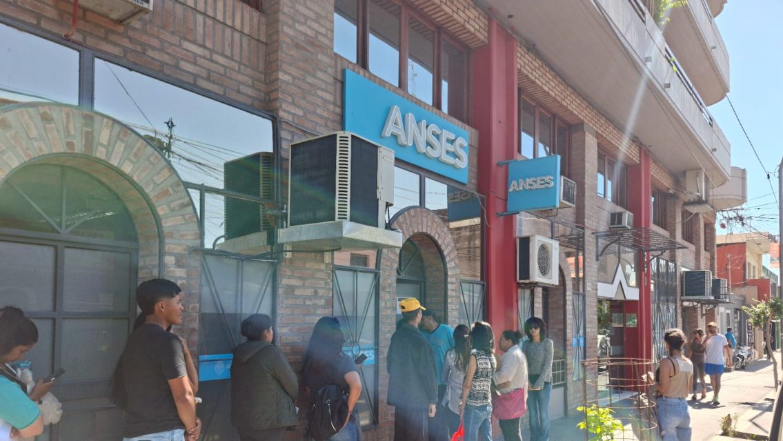 Indignación en ANSES: largas filas bajo el sol en Jujuy
