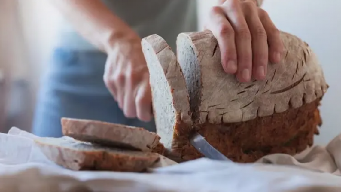 Trucazo: el curioso método para comer pan sin engordar, según un médico