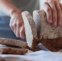 Trucazo: el curioso método para comer pan sin engordar, según un médico
