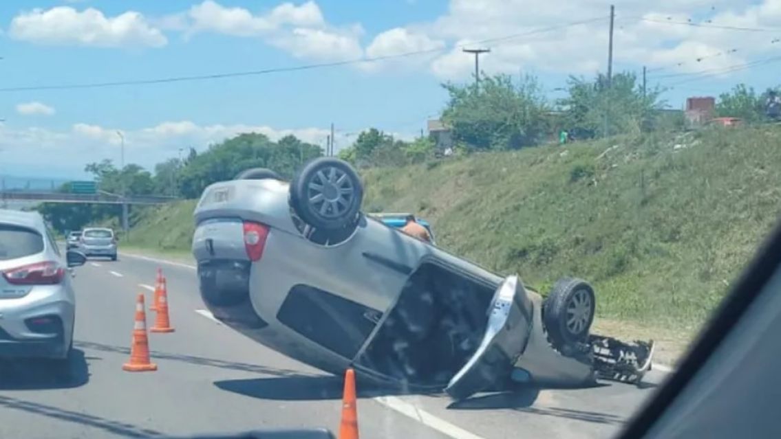 Terrible vuelco en Ruta 9 a la altura de Mariano Moreno: había dos menores a bordo