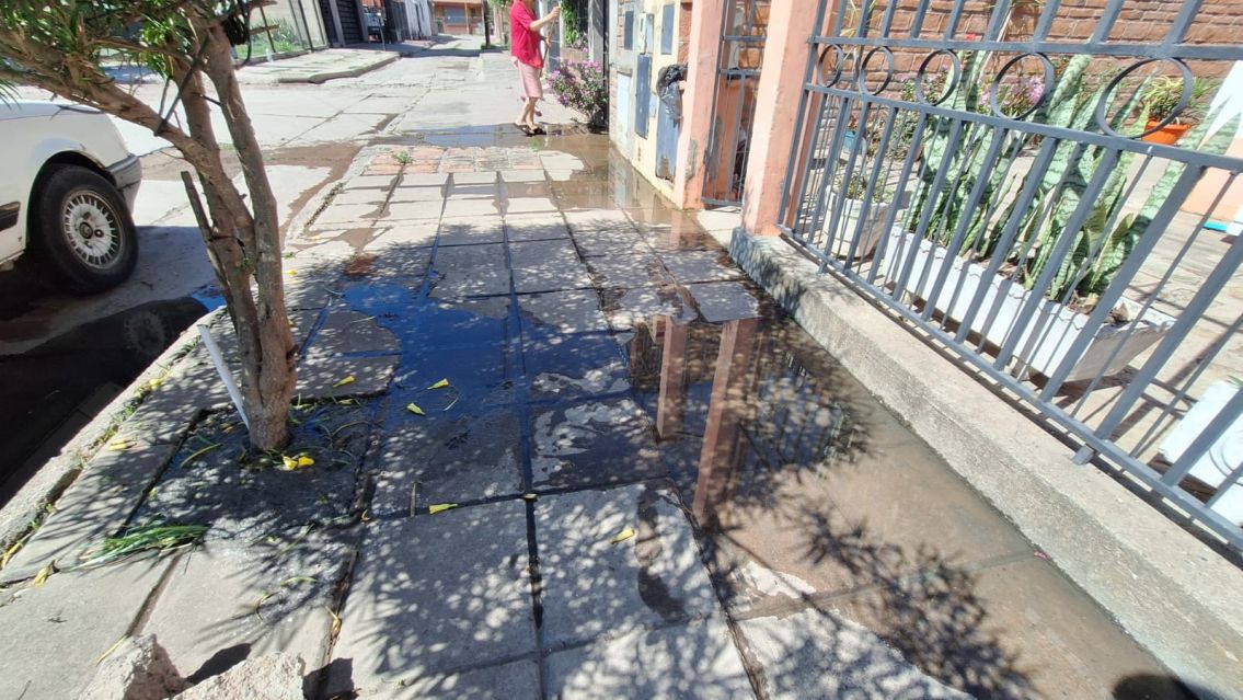 Un barrio jujeño se inundó de líquidos cloacales y los vecinos se desmayan del olor