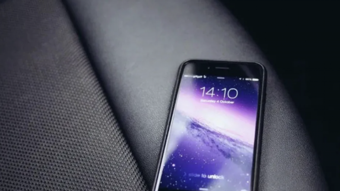 Encontró un Iphone en el asiento de atrás de un auto y el desenlace emociona