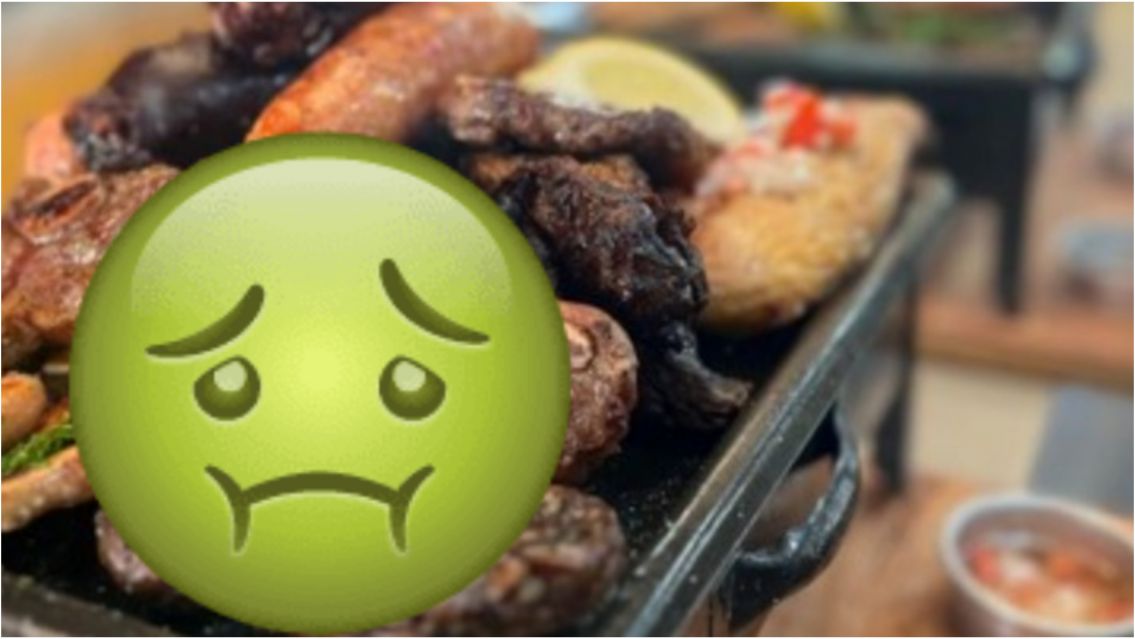 Encontró algo raro en la comida y los mozos le rompieron el auto por quejarse