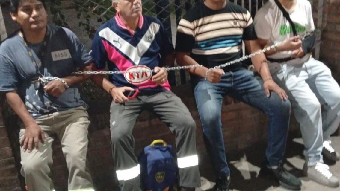 Tensión en Ledesma: delegados se encadenaron tras una nueva ola de despidos