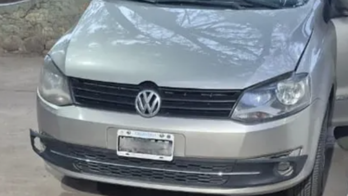 "El perro huele algo": abrieron el capó de un auto en Jujuy y acabaron de la peor manera