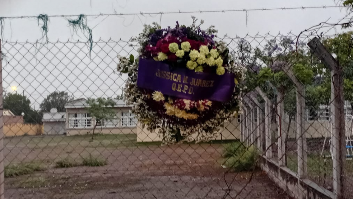 Le mandaron una corona a su nombre y la dejaron colgada para amenazarla