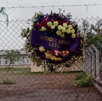 Le mandaron una corona a su nombre y la dejaron colgada para amenazarla