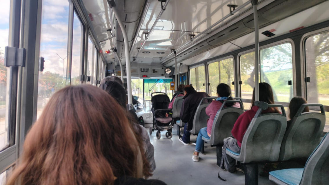 �Tiene raz�n? Jubilado estall� de bronca contra los estudiantes que viajan gratis y no ceden el asiento