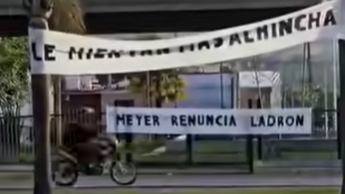 Pasacalles con frases terribles aparecieron alrededor del Estadio 23 de Agosto