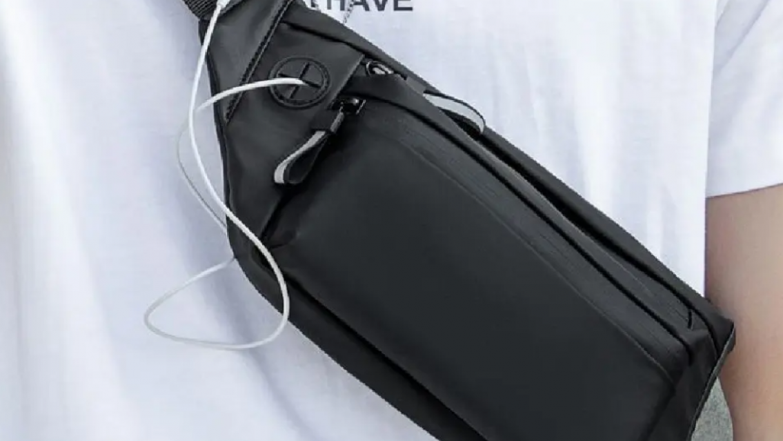 Adi�s a la ri�onera: el cl�sico que vuelve con fuerza y se convierte en el accesorio del verano