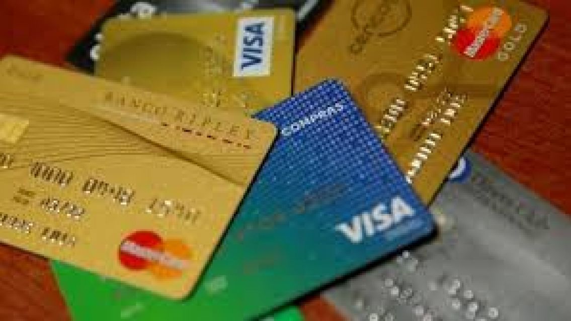 Se peleó con el chongo y le reventó la tarjeta de crédito: 5 palos de deuda le dejó