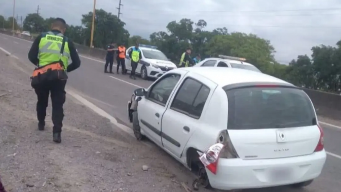 Jujeño perdió el capot, provocó un choque y se dio a la fuga