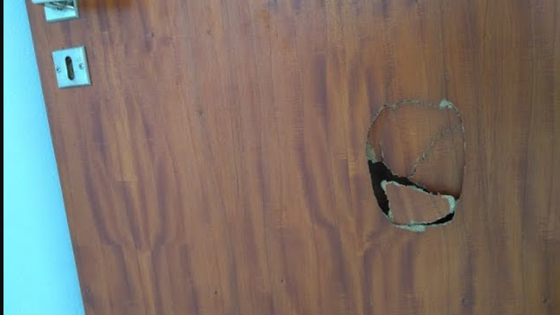 Jujeño machado fue a patearle la puerta a su ex y todo terminó mal