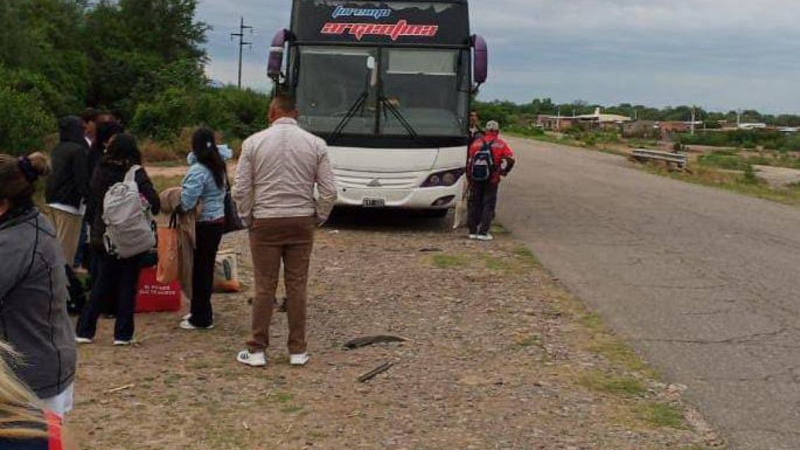 La Empresa Argentina y el calvario docente: colectivos varados y riesgo constante