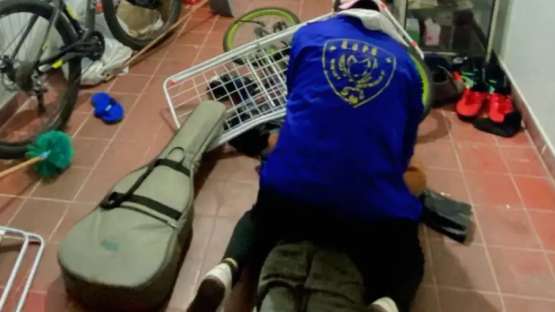 Pánico en barrio Gorriti: un ladrón trepó techos, intentó apuñalar a un policía y fue reducido