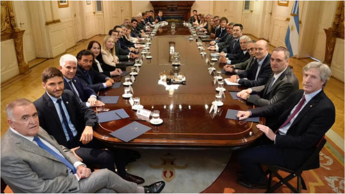 Tras la victoria electoral, Milei acelera las reformas y negocia con gobernadores