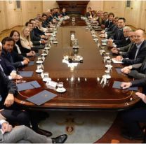 Tras la victoria electoral, Milei acelera las reformas y negocia con gobernadores