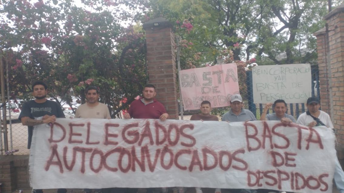 Aumenta la tensión en Ledesma: continúan encadenados y exigen la reincorporación de despedidos