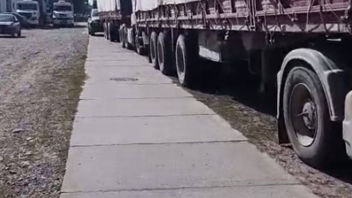 "Ya no se puede caminar": vecinos de Palpalá reclaman por camiones en la ciclovía