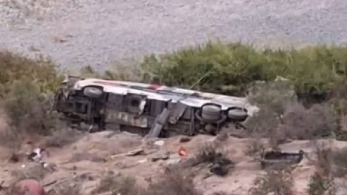 [URGENTE] Micro choc� contra una camioneta en una ruta: murieron 37 personas
