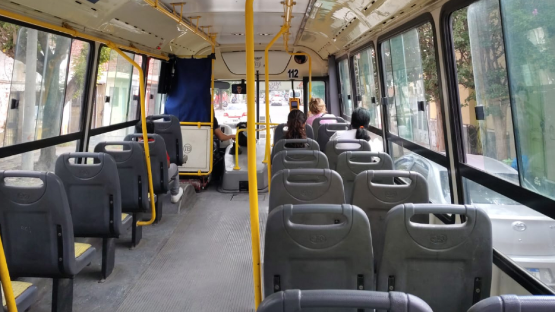 "Guarda con la puntita": joven jujeña encontró esto en el bondi y...