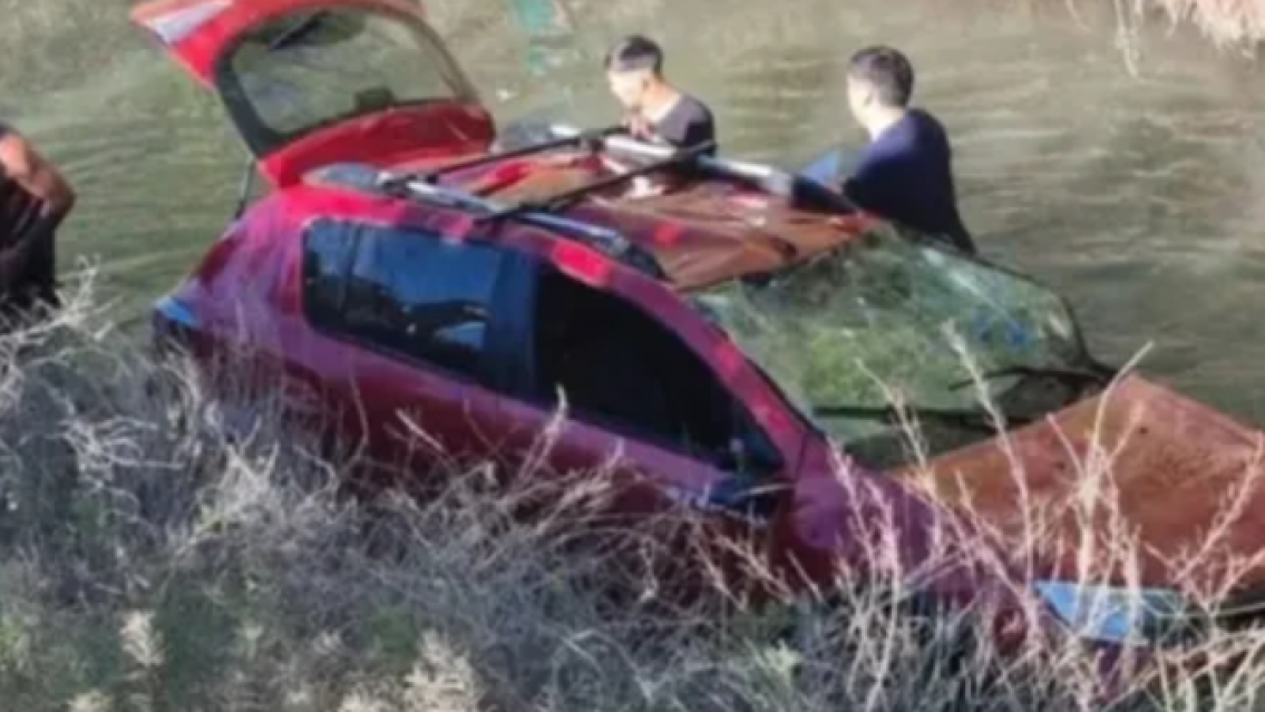 Muri� una mujer embarazada tras volcar con su auto