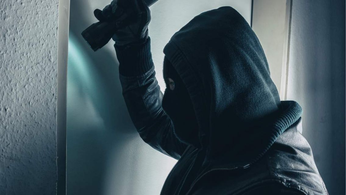 Violento asalto de noche: banda armada vestida de polic�a horroriz� a una familia juje�a