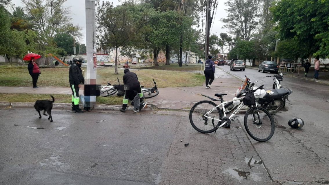 Juje�os chocaron y le quisieron pegar a los polic�as: terminaron mal 