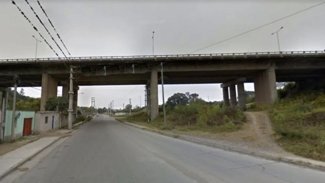 Conmoción en el Puente Paraguay: un hombre a punto de caer al vacío